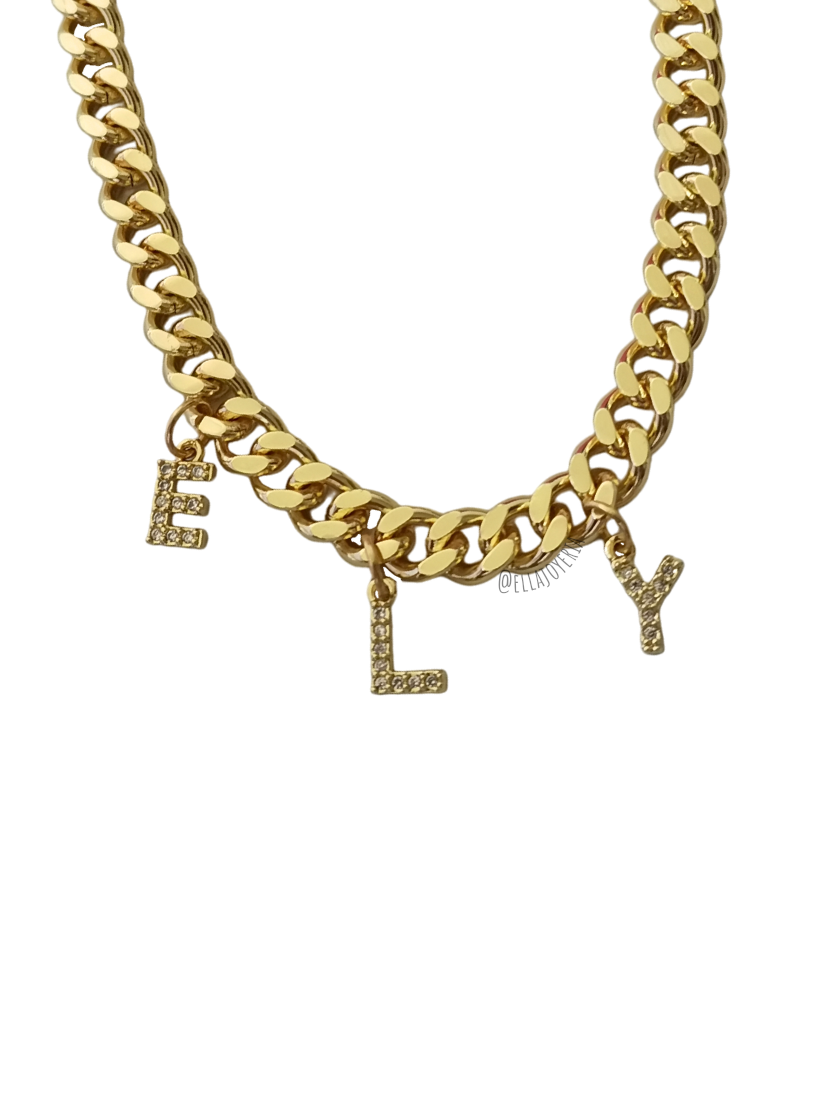 Collar grueso con letras de cristales