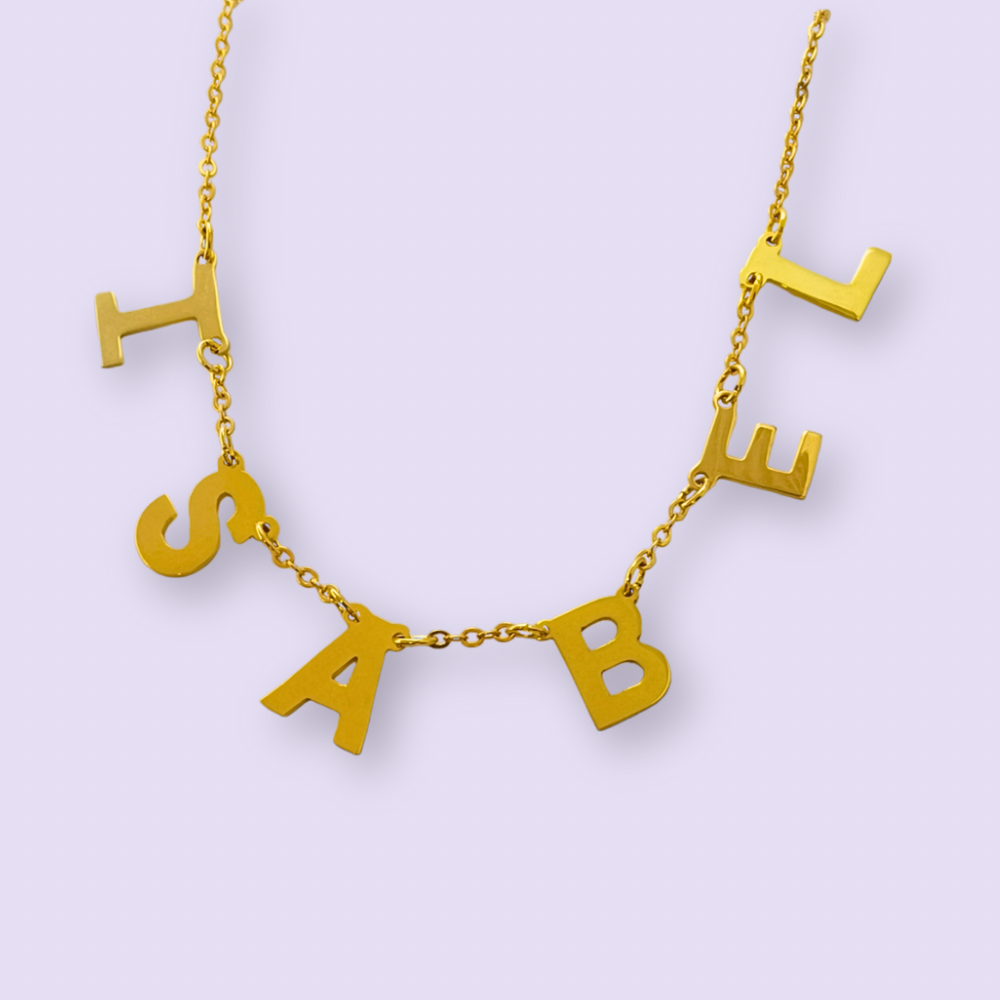 Collar de letras chapeadas en oro