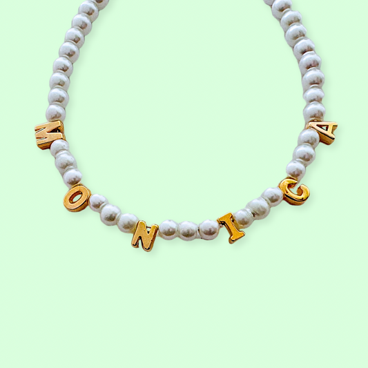 COLLAR NOMBRE ENTRE PERLAS