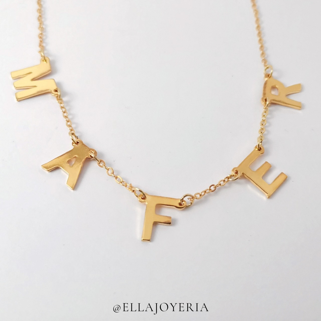 Collar de moda conformado por letras separadas en chapa de oro
