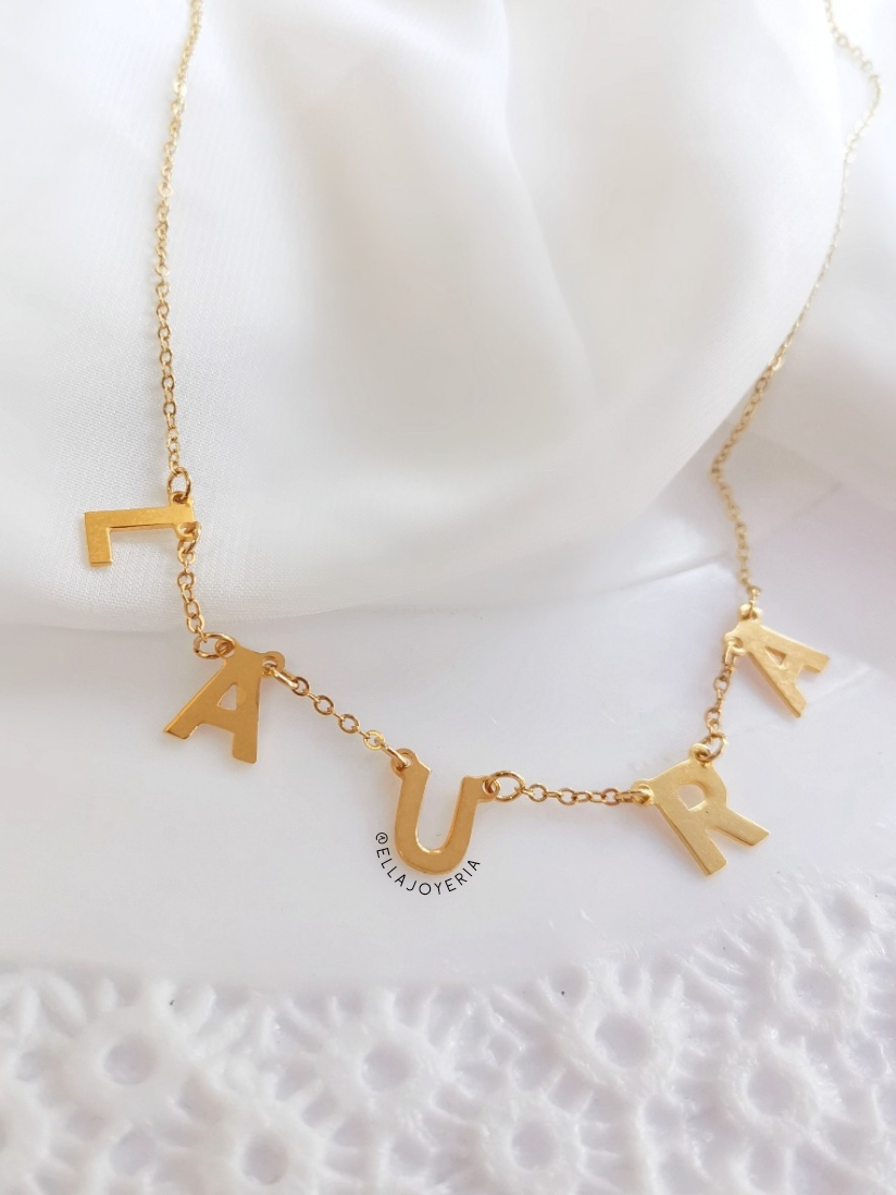 Letras de chapa de oro en collar personalizado